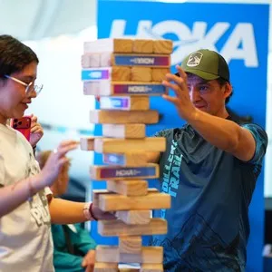 Personas inscritas recibiendo su kit para la Bimbo Global Race en la Bimbo Global Race 2026