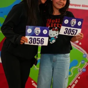 Personas inscritas recibiendo su kit de participante en la Bimbo Global Race 2026