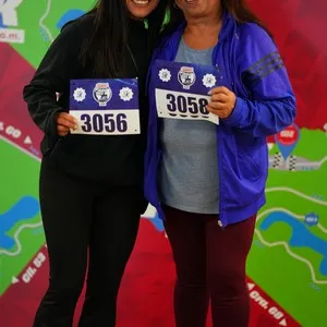 Personas inscritas recogiendo su kit de participante en la Bimbo Global Race 2026