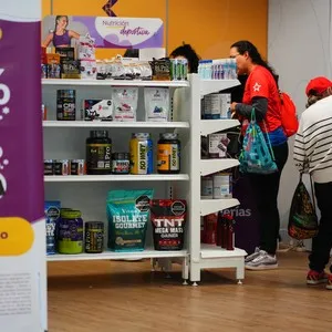 Comunidad de corredores visitando la entrega de kits en la Bimbo Global Race 2026