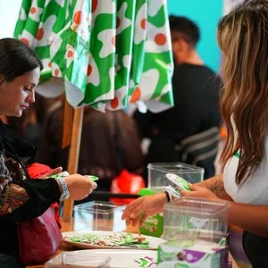 Comunidad de corredores recibiendo sus elementos para la carrera en la Bimbo Global Race 2026
