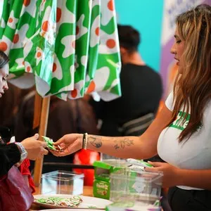 Comunidad de corredores recogiendo sus elementos para la carrera en la Bimbo Global Race 2026