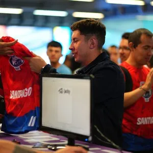 Comunidad de corredores recibiendo su kit para la Bimbo Global Race en la Bimbo Global Race 2026