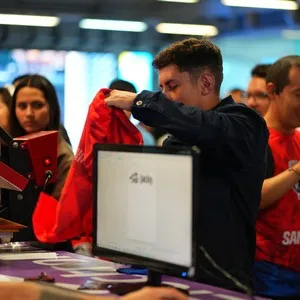 Comunidad de corredores recogiendo su kit antes de la carrera en la Bimbo Global Race 2026