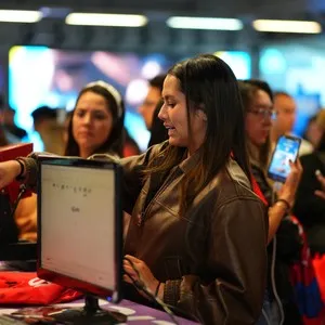Comunidad de corredores compartiendo momentos en la entrega de kits en la Bimbo Global Race 2026