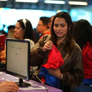 Comunidad de corredores disfrutando el día de entrega de kits en la Bimbo Global Race 2026