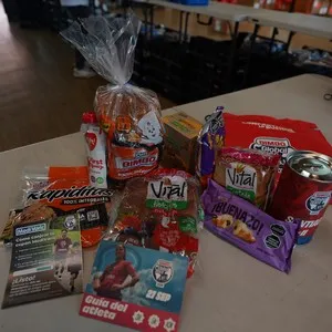 Comunidad de corredores recibiendo su kit de participante en la Bimbo Global Race 2026