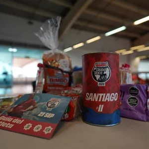 Atletas participantes disfrutando la entrega de kits en la Bimbo Global Race 2026