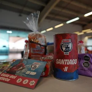 Atletas participantes viviendo la entrega de kits en la Bimbo Global Race 2026