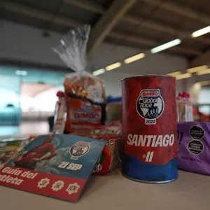 Atletas participantes recibiendo el kit de carrera en la Bimbo Global Race 2026