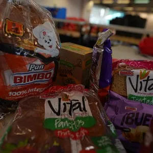Atletas participantes preparándose para la carrera con su kit en la Bimbo Global Race 2026