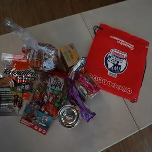 Atletas participantes disfrutando el ambiente de la entrega de kits en la Bimbo Global Race 2026