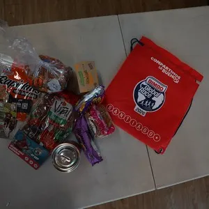Atletas participantes visitando la entrega de kits en la Bimbo Global Race 2026