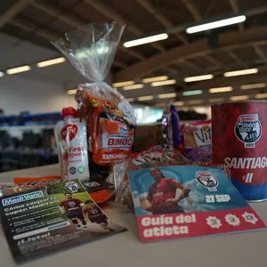 Atletas participantes recibiendo su kit para la Bimbo Global Race en la Bimbo Global Race 2026
