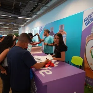 Atletas participantes recogiendo su kit antes de la carrera en la Bimbo Global Race 2026