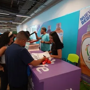 Atletas participantes compartiendo momentos en la entrega de kits en la Bimbo Global Race 2026