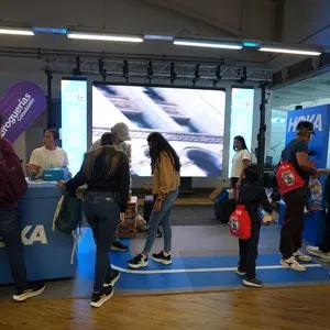 Atletas participantes disfrutando el día de entrega de kits en la Bimbo Global Race 2026