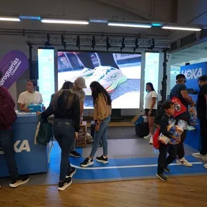 Atletas participantes recibiendo su kit de participante en la Bimbo Global Race 2026