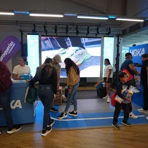 Atletas participantes recogiendo su kit de participante en la Bimbo Global Race 2026