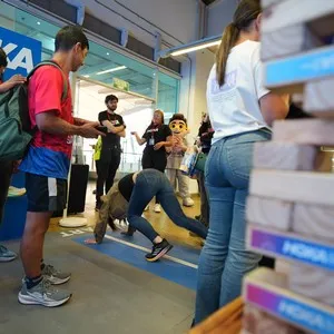Atletas participantes compartiendo con otros participantes en la entrega de kits en la Bimbo Global Race 2026