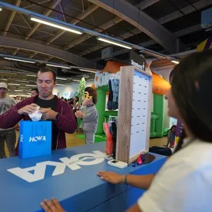 Participantes del evento recogiendo el kit de la carrera en la Bimbo Global Race 2026