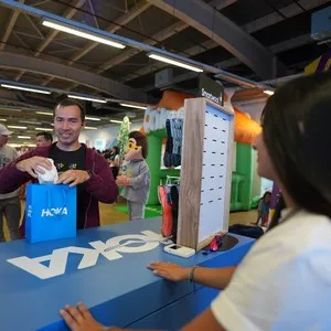 Participantes del evento preparándose para la carrera con su kit en la Bimbo Global Race 2026