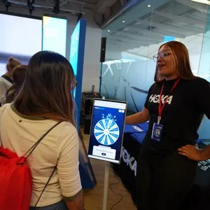 Participantes del evento compartiendo la experiencia de la entrega de kits en la Bimbo Global Race 2026