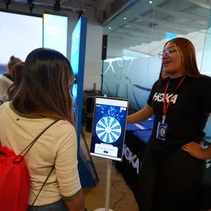 Participantes del evento visitando la entrega de kits en la Bimbo Global Race 2026