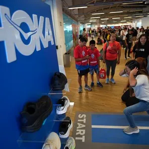 Participantes del evento recogiendo su kit antes de la carrera en la Bimbo Global Race 2026