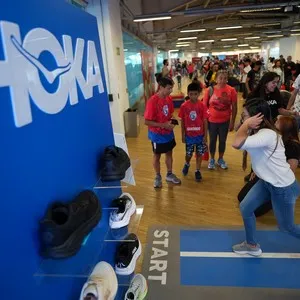 Participantes del evento recogiendo su kit de participante en la Bimbo Global Race 2026