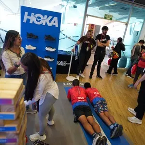 Participantes del evento compartiendo con otros participantes en la entrega de kits en la Bimbo Global Race 2026