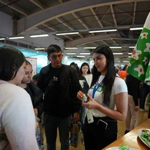 Corredores y familias recibiendo su kit en la Bimbo Global Race 2026