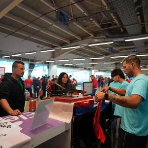 Corredores y familias compartiendo durante la entrega de kits en la Bimbo Global Race 2026