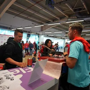 Corredores y familias viviendo la entrega de kits en la Bimbo Global Race 2026