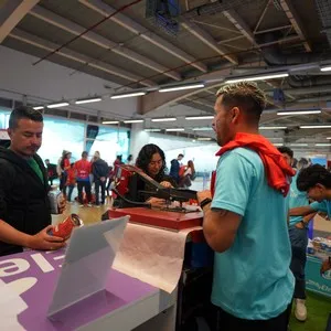 Corredores y familias recibiendo el kit de carrera en la Bimbo Global Race 2026