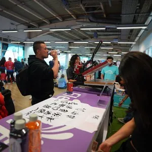 Corredores y familias preparándose para la carrera con su kit en la Bimbo Global Race 2026