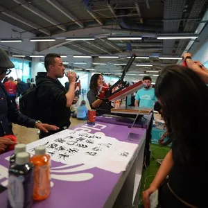Corredores y familias disfrutando el ambiente de la entrega de kits en la Bimbo Global Race 2026
