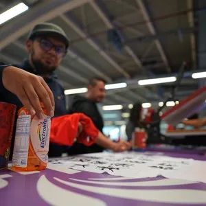 Corredores y familias visitando la entrega de kits en la Bimbo Global Race 2026