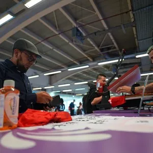 Corredores y familias recogiendo sus elementos para la carrera en la Bimbo Global Race 2026