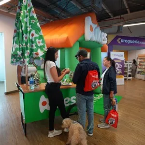 Corredores y familias disfrutando la jornada de entrega de kits en la Bimbo Global Race 2026