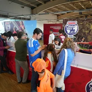 Corredores y familias viviendo la experiencia de la entrega de kits en la Bimbo Global Race 2026
