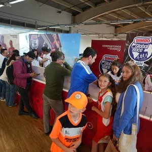 Corredores y familias preparándose para la Bimbo Global Race 2026