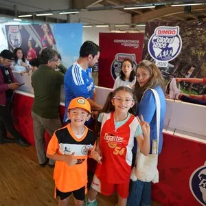 Corredores y familias recibiendo su kit para la Bimbo Global Race en la Bimbo Global Race 2026