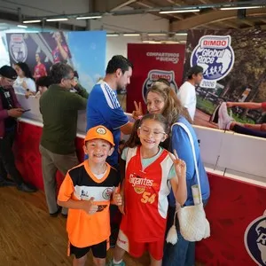 Corredores y familias recogiendo su kit antes de la carrera en la Bimbo Global Race 2026