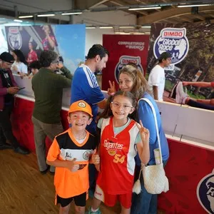 Corredores y familias compartiendo momentos en la entrega de kits en la Bimbo Global Race 2026