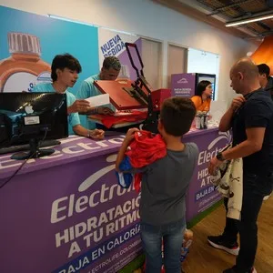 Corredores y familias recibiendo su kit de participante en la Bimbo Global Race 2026
