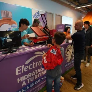 Corredores y familias recogiendo su kit de participante en la Bimbo Global Race 2026
