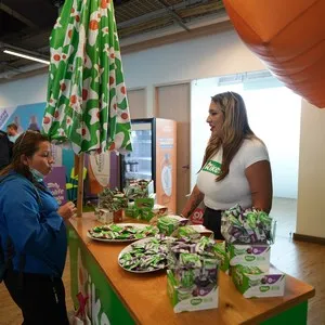 Corredores y familias compartiendo con otros participantes en la entrega de kits en la Bimbo Global Race 2026