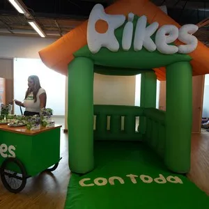 Participantes emocionados por la entrega de kits