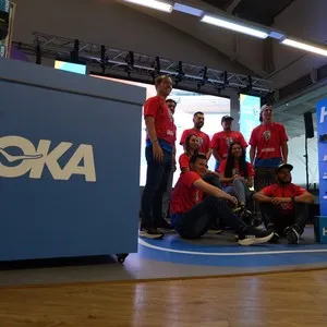 Participantes listos para correr después de recibir su kit